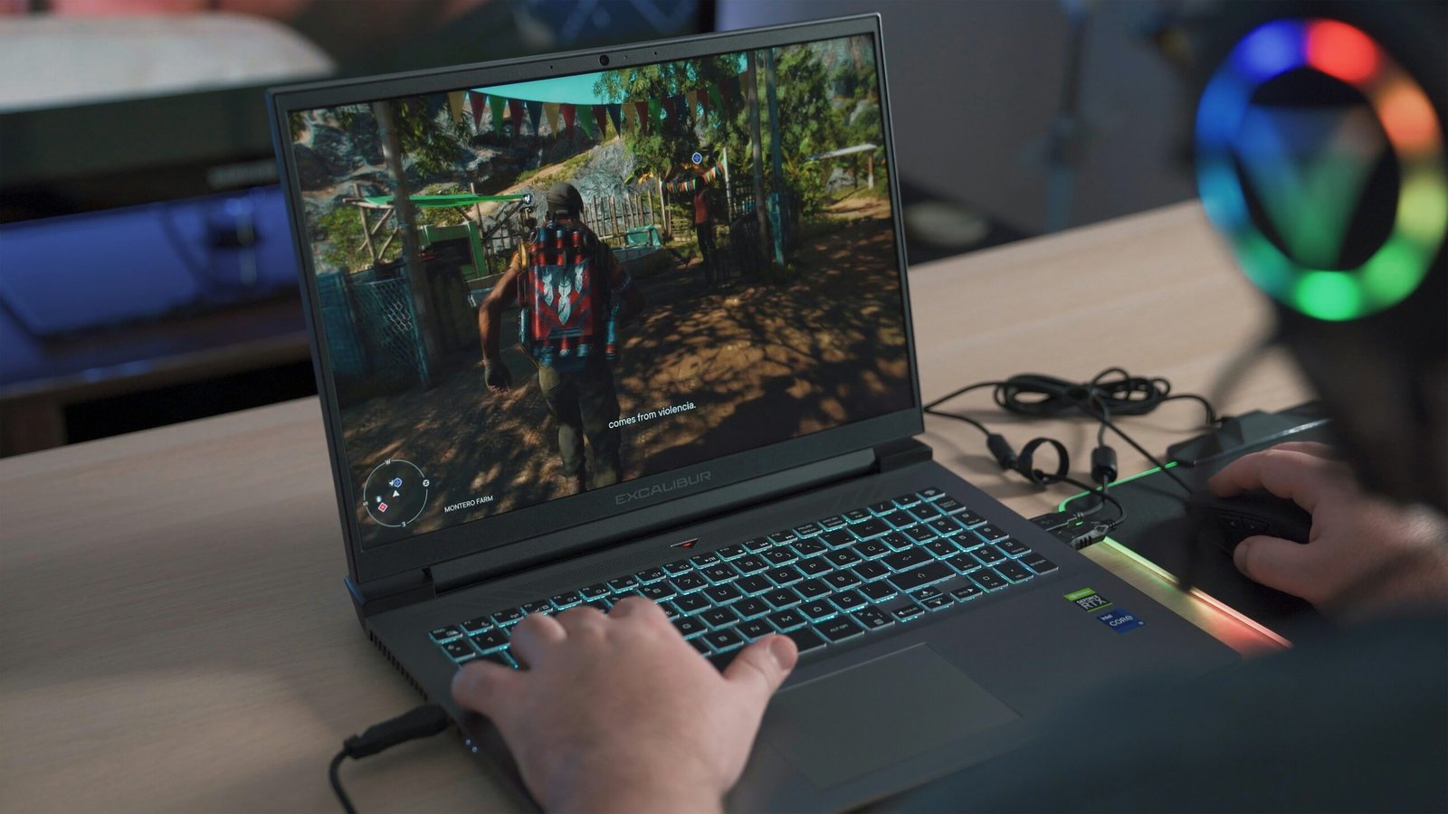 pessoa jogando em notebook gamer
