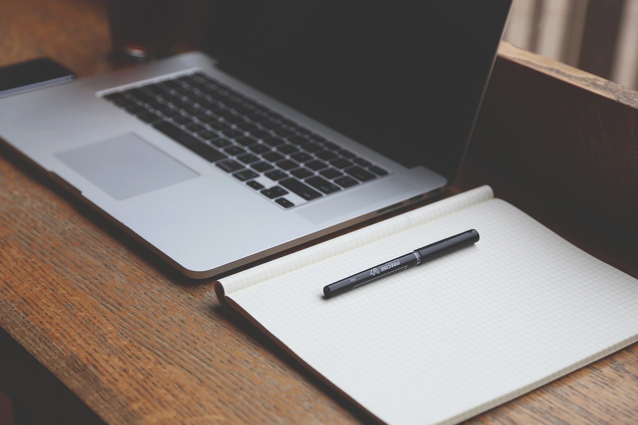 notebook para comprar em cima da mesa