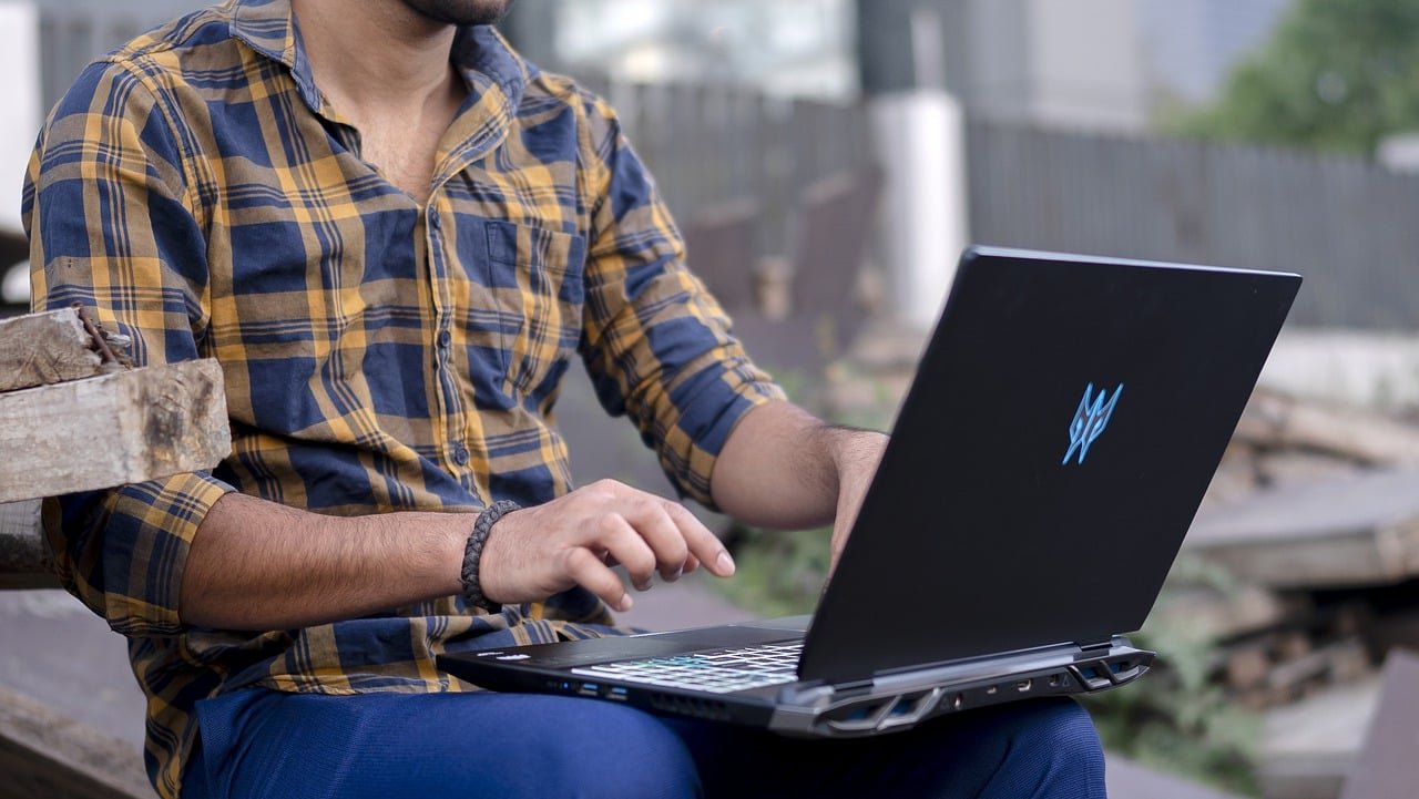 jovem jogando em notebook gamer barato