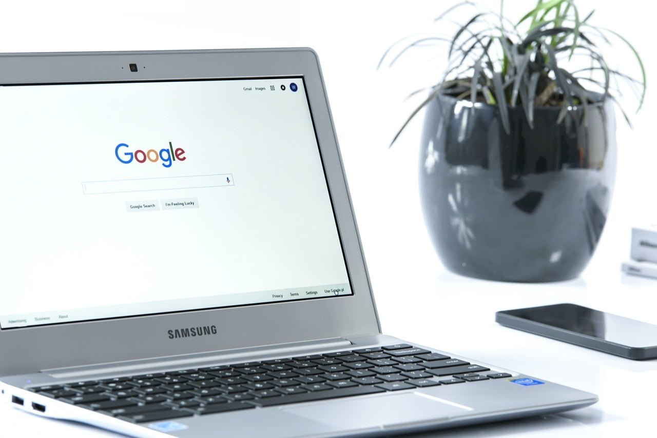 notebook da Samsung sobre a mesa