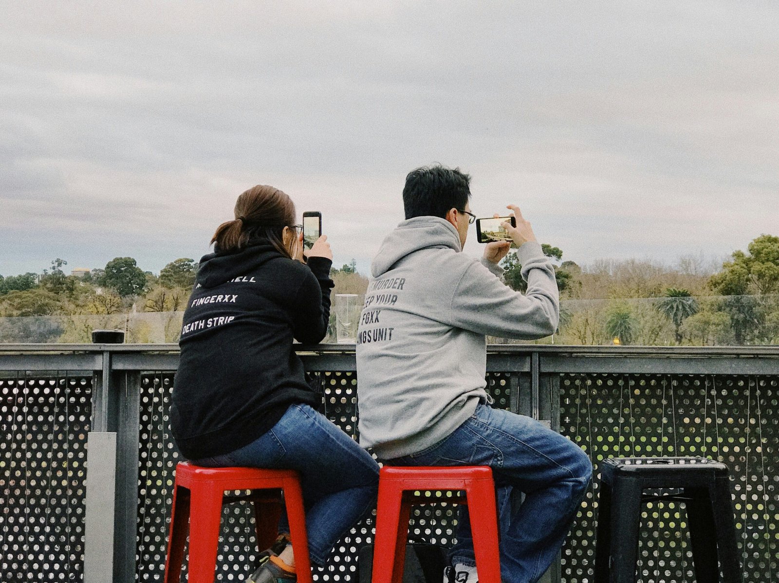 casal-tirando-foto-com-celulares-da-asus