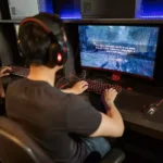 menino em lanhouse usando acessórios para pc