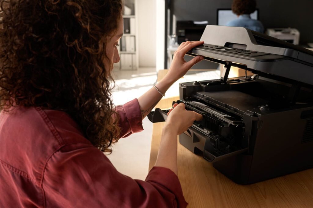 mulher abrindo scanner de impressora canon
