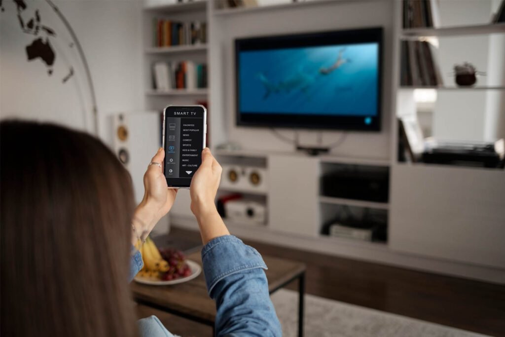 mulher espelhando celular com a smart TV da Samsung