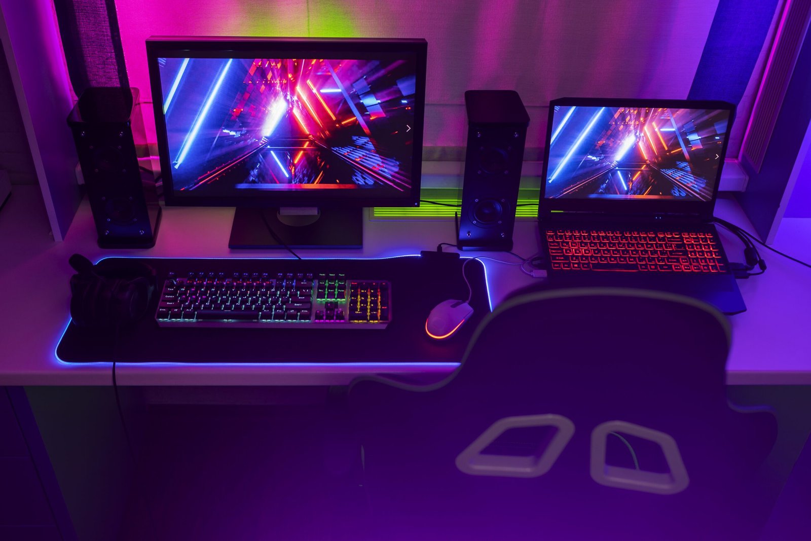 PC Gamer ao lado de Notebook Gamer sobre uma escrivaninha