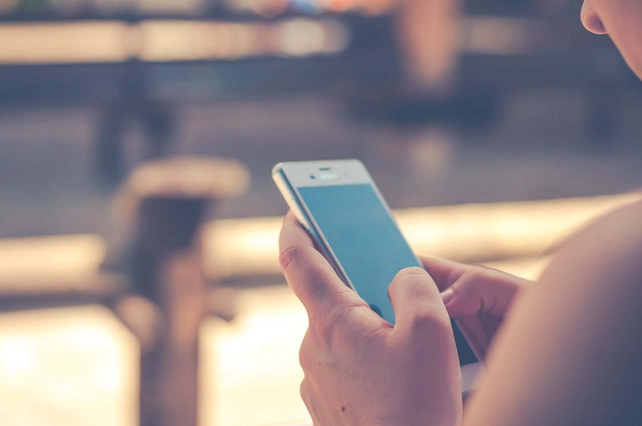 mulher digitando em smartphone em promoção