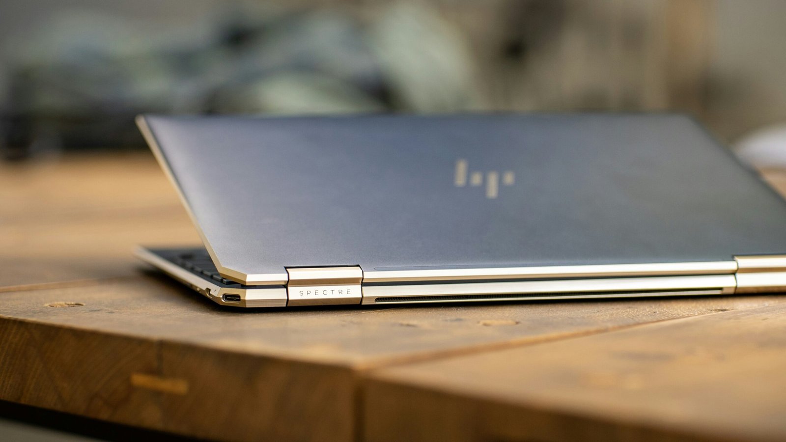 notebook da hp meio aberto em cima de mesa
