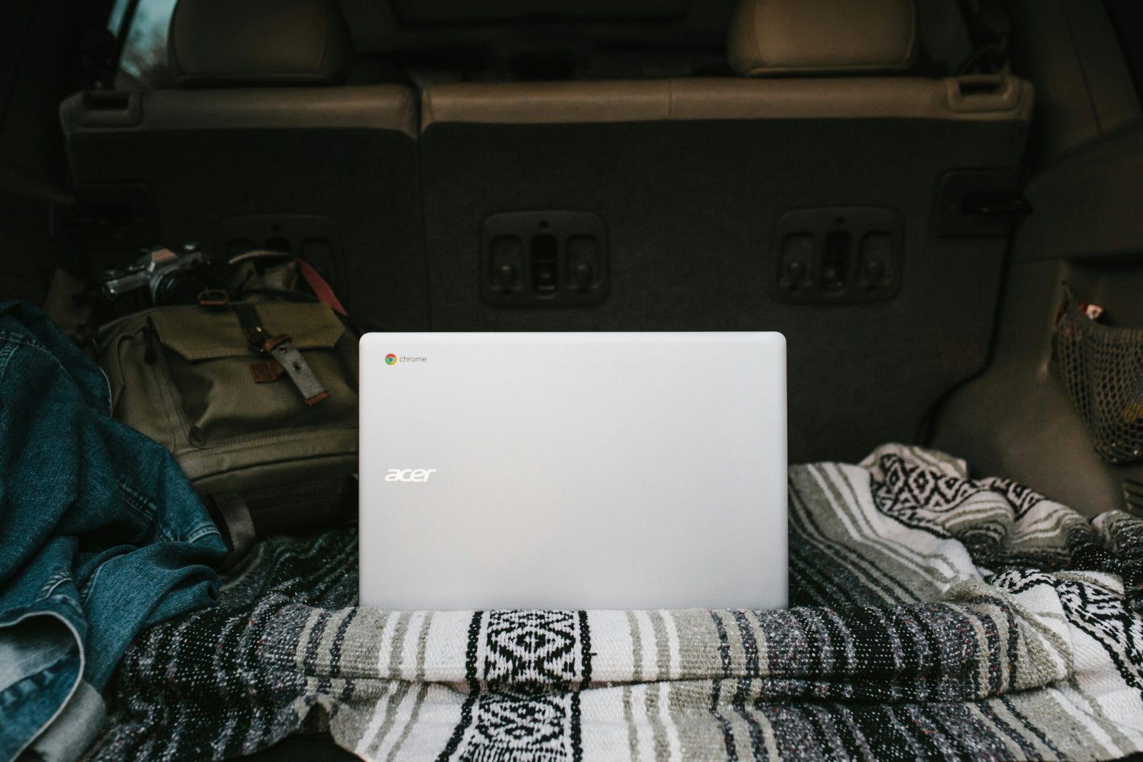 Notebook da Acer em cima da cama