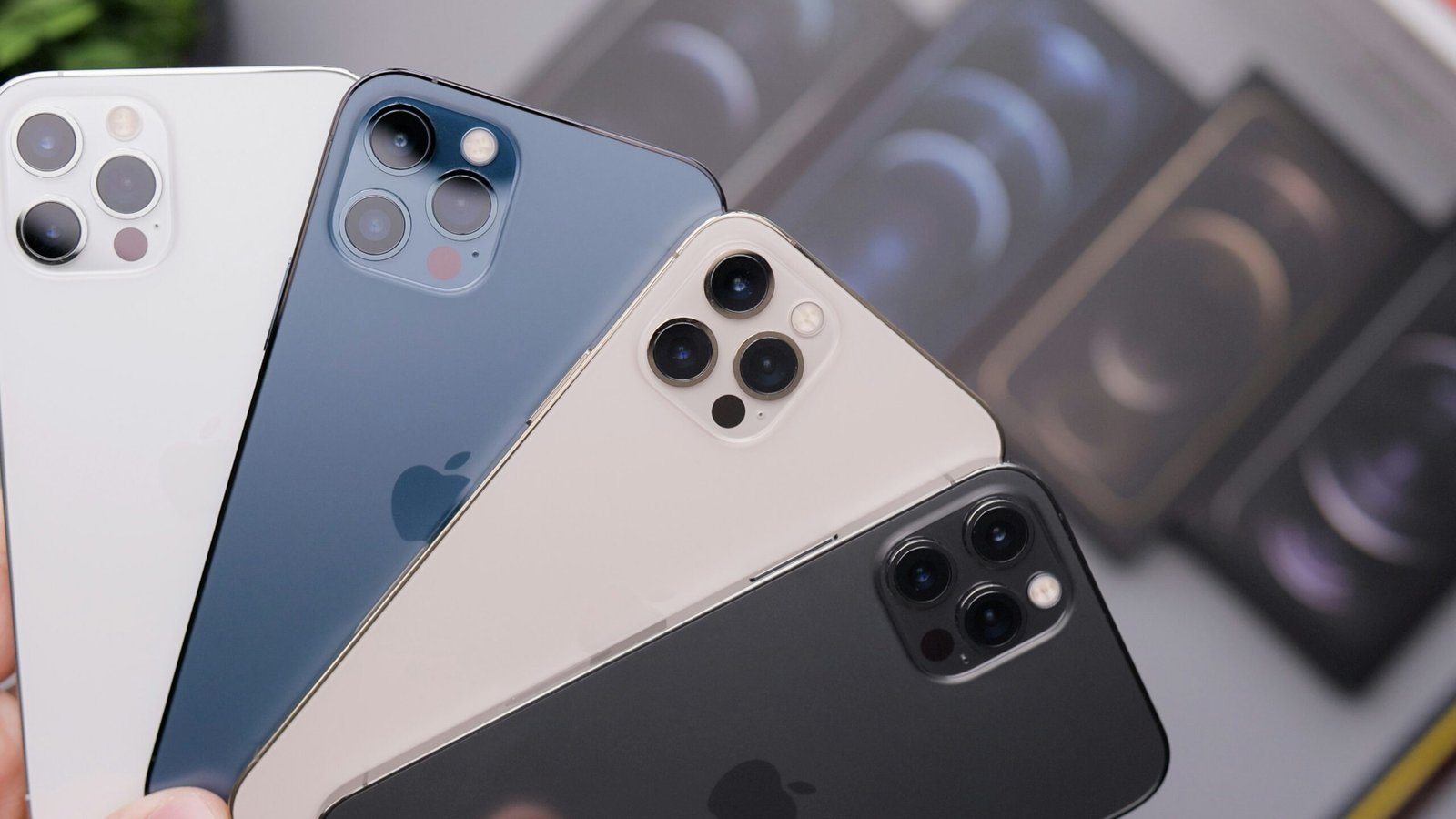 pessoa segurando vários smartphones em promoção