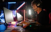 adolescente jogando com acessórios gamer pra pc