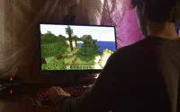 Menino jogando minecraft com acessórios para games de PC