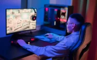 Moço jogando jogo com acessórios para games de PC