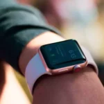 Moça usando um smartwatch ilustrando a comparação entre Apple Watch 8 e Apple Watch 7