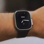 homem usando Apple Watch Ultra 2