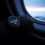 Homem usando smartwatch no avião