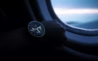 Homem usando smartwatch no avião