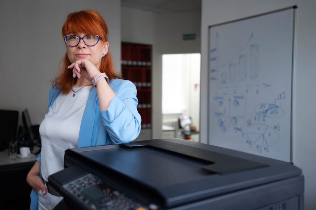mulher com cara pensativa apoiada sobre impressora multifuncional