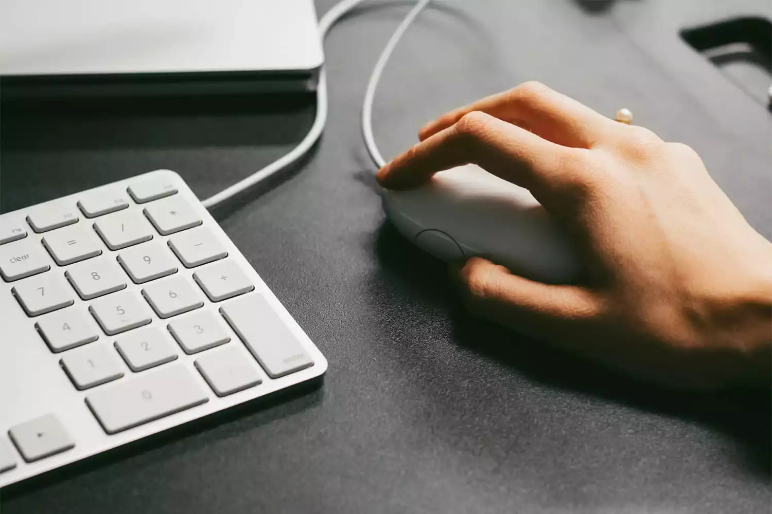 Pessoa usando um dos melhores mouses do mercado