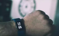 homem usando xiaomi watch