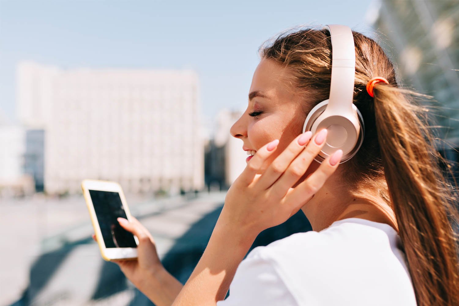moça usando fone de ouvido bluetooth da Apple
