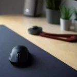Mouse em cima de mousepad Personalizado sobre uma escrivaninha