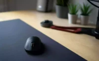 Mouse em cima de mousepad Personalizado sobre uma escrivaninha