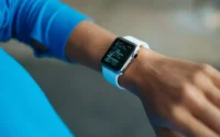 Pessoa usando uma opção de smarwatches disponíveis no mercado
