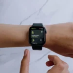 moça usando smartwatch da Apple