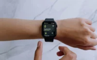moça usando smartwatch da Apple