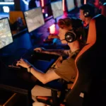 Adolescentes jogando jogos online em teclado gamer em uma lan house