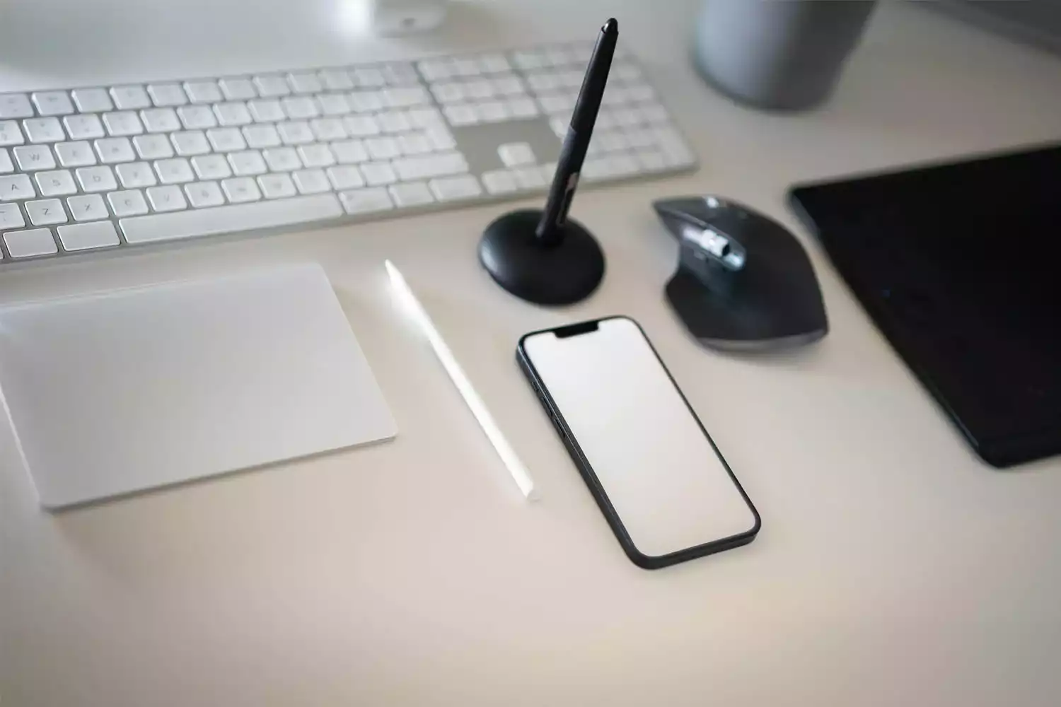 Teclado para escritório em cima de mesa ao lado de mouse e smartphone