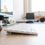 Teclado USB em cima de escrivaninha