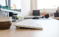 Teclado USB em cima de escrivaninha