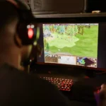 Menino usando acessórios para PC gamer baratos