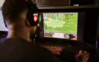 Menino usando acessórios para PC gamer baratos