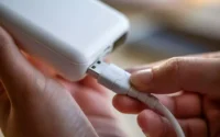Mulher conectando adaptador de fone para celular
