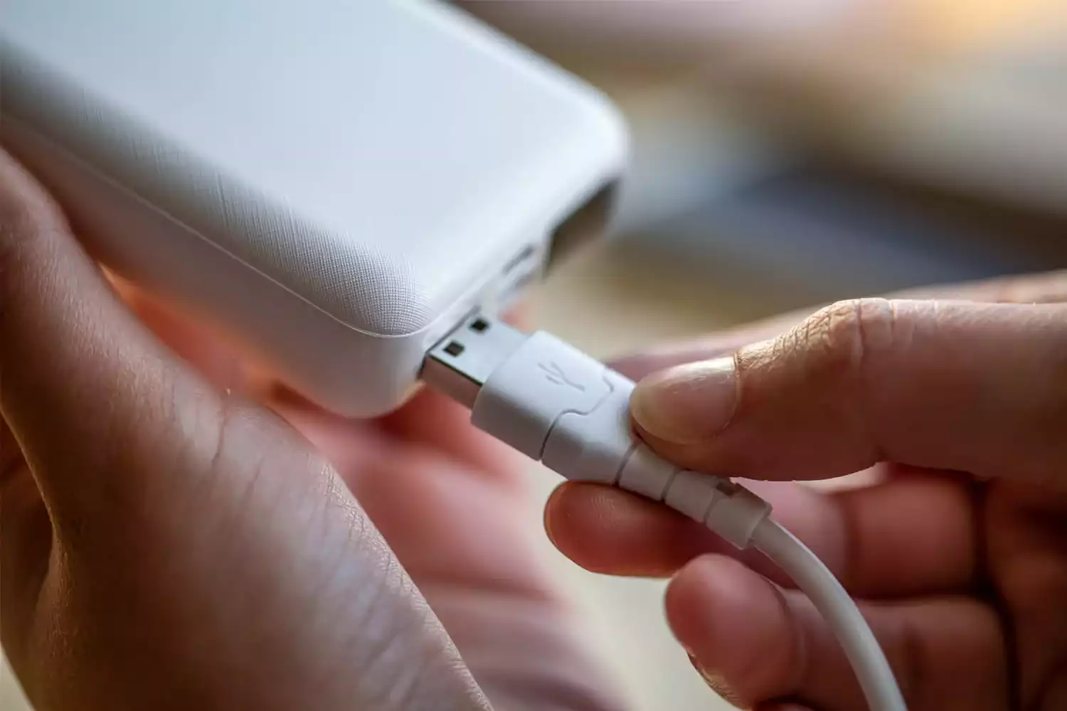 Mulher conectando adaptador de fone para celular