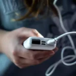 pessoa usando adaptador de fone de ouvido de celular