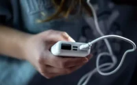 pessoa usando adaptador de fone de ouvido de celular