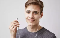 Moço segurando um dos melhores adaptadores de fone de ouvido