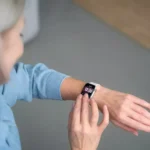 Senhora usando um relógio inteligente da Amazift Bip 7