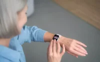 Senhora usando um relógio inteligente da Amazift Bip 7