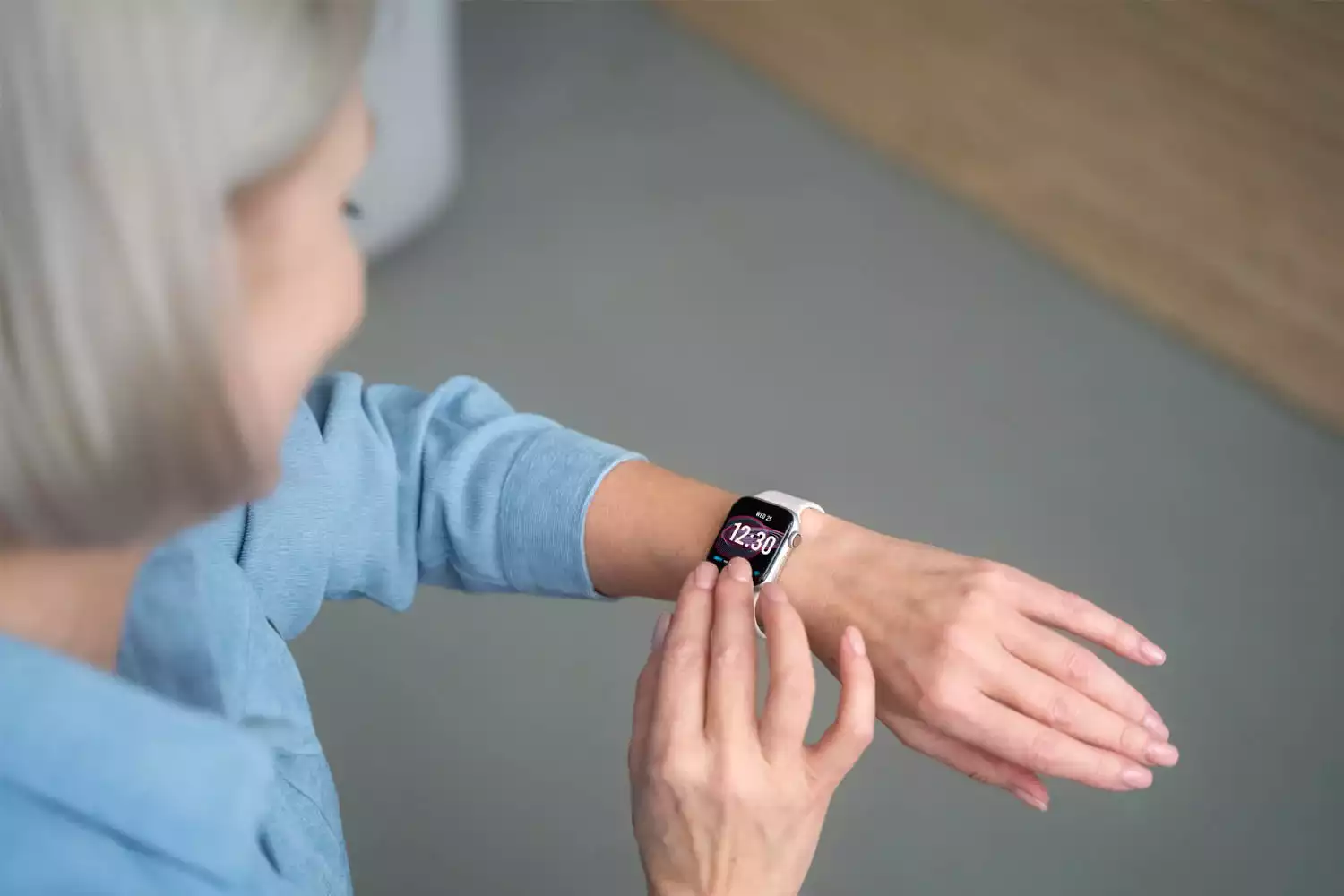 Senhora usando um relógio inteligente da Amazift Bip 7