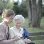 Moça e mãe escolhendo um dos melhores smartwatches da Amazfit Bip para o Dia das Mães