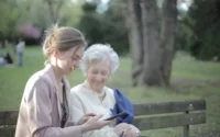 Moça e mãe escolhendo um dos melhores smartwatches da Amazfit Bip para o Dia das Mães