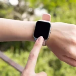 Moça usando Apple Watch Series 8 e apontando para tela