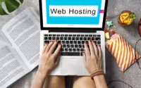 moça mexendo em notebook com página aberta em página de hospedagem de site econômica