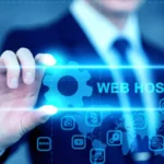 homem segurando ferramenta digital mostrando o serviço de hospedagem de sites