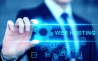 homem segurando ferramenta digital mostrando o serviço de hospedagem de sites