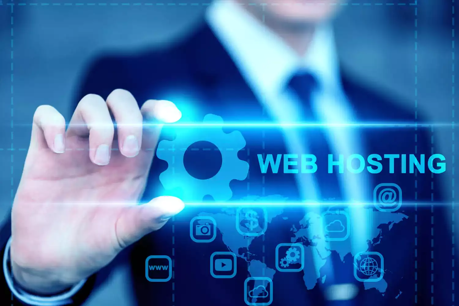 homem segurando ferramenta digital mostrando o serviço de hospedagem de sites